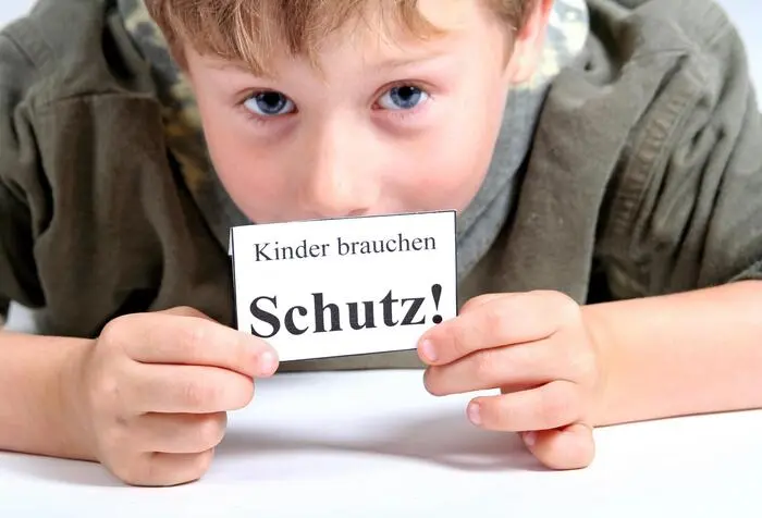 Wird Kinderschutz seit der Kindschaftsrecht-Reform von 2013 systematisch abgebaut? Davon sind Frauenschutzorganisationen überzeugt.