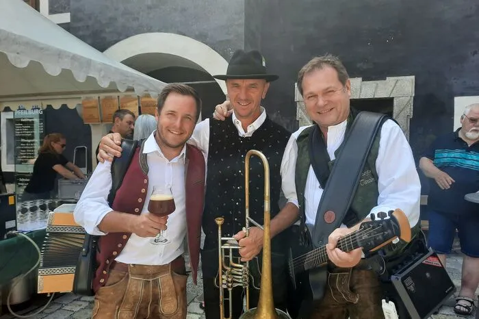 Für Stimmung, schon am Vormittag, sorgten die Musiker der  "Burgauer Tanzlmusi"