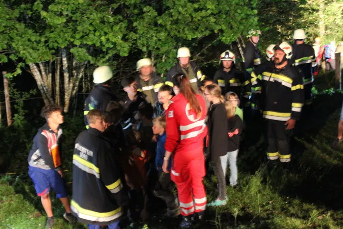 Auch das Rote Kreuz, die Rettungshundebrigade, Polizei und die Bergrettung nahmen an der Übung mit verletzten Kindern und Personen teil.