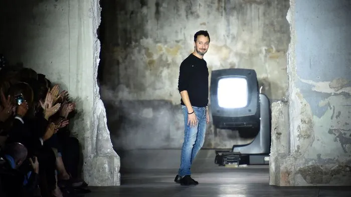 Die erste Kollektion von Anthony Vaccarello für Saint Laurent hatte es in sich.
