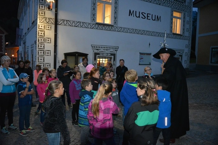 In mehreren Kinderredaktionen, die im Herbst, Winter und im Frühjahr stattfinden, werden die Themen vertieft, vieles wird erfragt und erforscht.
