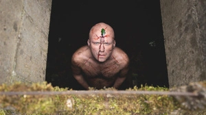 Eine junge Frau muss sich mit aufdringlichen Männern herumschlagen. All diese Männer ähneln sich nicht nur in ihrer Übergriffigkeit, sondern auch äußerlich. Sie alle werden von Rory Kinnear genial gespielt.