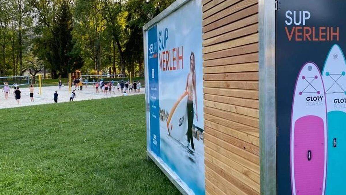 Direkt beim Beachvolleyballplatz im Klauberpark in Seeboden steht der Heiuki-Automat für den Stand-Up-Paddling-Verleih. Stehpaddler können sich auch in Döbriach selbst bedienen