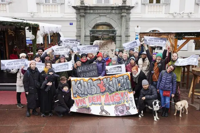 Klagenfurter 
Kulturschaffende untermauerten ihre Forderung nach einem Budget. Oben: Tanja Prušnik vor der später abgebauten Installation. Rechts Chin-Chao Lin, ab Herbst Chefdirigent des KSO