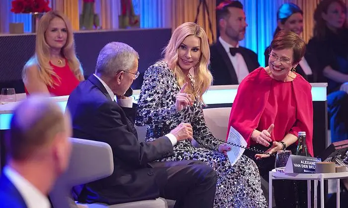 Bundespräsident Aexander Van der Bellen, Nina Kraft und Doris Schmidauer bei der Live-Spendengala in ORF 2