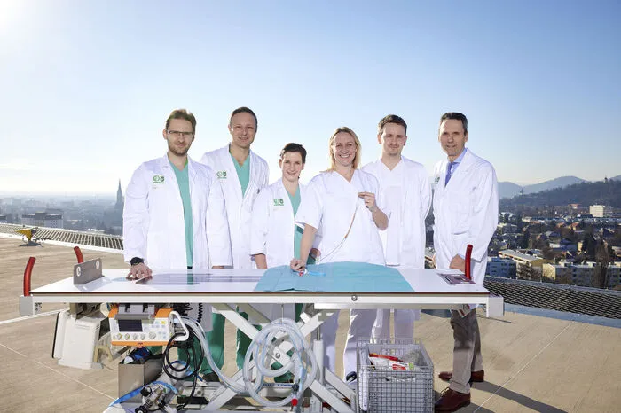 Schockraum-Team am Hubschrauber-Landeplatz des LKH-Uniklinikums Graz mit Nicolas Eibinger, Paul Puchwein, Andrea Simon, Barbara Hallmann, Martin Rief und Philipp Metnitz