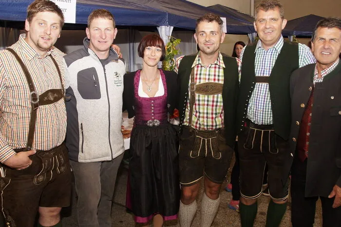 Auch die Bürgermeister der Nachbargemeinden Mautern (Andreas Kühberger, 2. v. l.) und Kalwang (Mario Angerer, 2.v.r.) statteten ihrem Kollegen und Hausherren Hans Schrabacher, r.) einen Besuch ab.