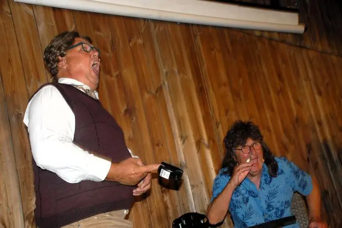 Es gehört mittlerweile zur Tradition im Kulturkalender der Gemeinde, dass sich die drei Hobbykabarettisten und Laienschauspieler Hans Rogan, Gerhard Mayer und Valentin Kulmer – alle aus St. Margarethen – auf der Veranstaltungsbühne im Hof von Harti’s Kabarettcafé treffen. 