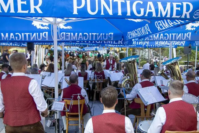 Bei strahlendem Sonnenschein verwandelte sich der Dorfplatz in eine stimmungsvolle Festbühne.