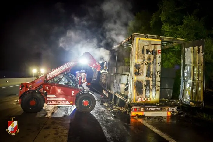 Er stellte das Sattelkraftfahrzeug noch rechtzeitig auf dem Pannenstreifen ab und konnte das Fahrzeug unverletzt verlassen. Der Brand breitete sich rasch auf den gesamten Anhänger und dessen Ladung (Sperrholzplatten) aus.