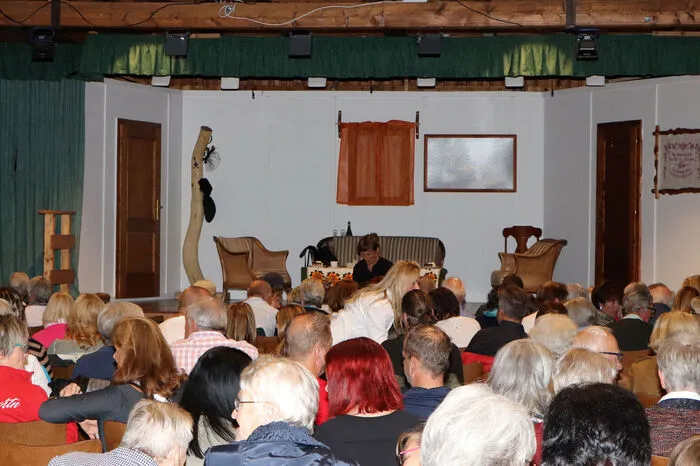 Im Überblick – Die drei Einakter:„Die falsche Witwe“ von Andreas Kroll„Ich mach das schon“ von Sabine Schüffelchen„Dinner for five“ von Thorsten Böhner Weitere Termine: 30. September sowie 1. Oktober 2022 im Kulturhaus Steuerberg (jeweils 20 Uhr).