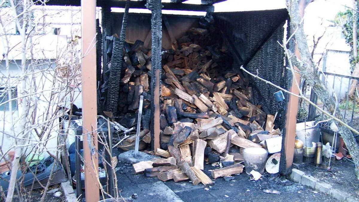 Die ausgebrannte Gartenhütte in der Karawankenblickstraße