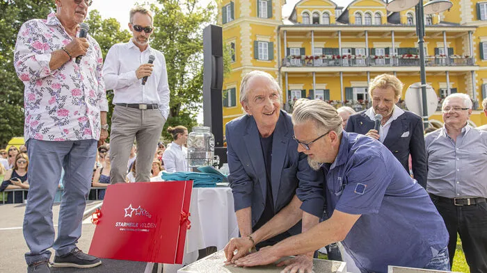 Mike Krüger verewigte sich in Velden mittels eigener Hände und viel Zement.