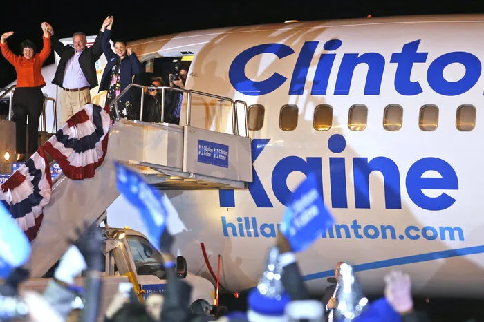 "Ich möchte wirklich Präsidentin für alle sein, Leute, die mich wählen, Leute, die gegen mich stimmen", sagte Clinton in White Plains im US-Staat New York. Vor ihr liege die Aufgabe, das Land zusammenzubringen. Damit dürfte sie "etwas Arbeit" haben, sagte die demokratische Anwärterin auf das Weiße Haus.