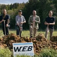 v.l.n.r. Projektleiter Christian Haupt, W.E.B Vorstandsmitglied Florian Müller, Bürgermeister Wolfgang Breitenbrunner, Geschäftsführer der WEB-Erneuerbaren Stefan Döber