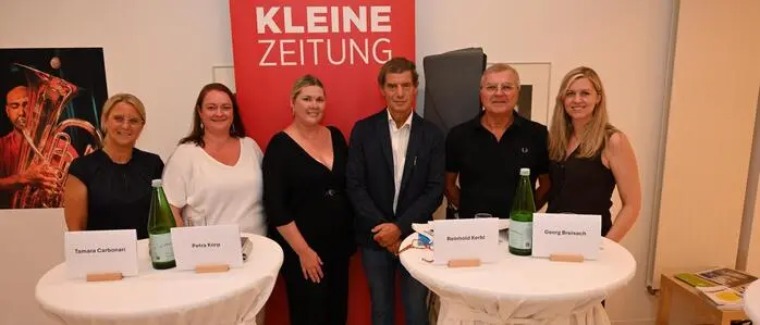 Kleine Zeitung-Redakteurinnen Eva Brutmann (l.) und Barbara Mikschofsky (r.)  mit den Müttern Petra Korp und Tamara Carbonari, dem Leiter der Kinder- und Jugendheilkunde am LKH Hochsteiermark Reinhold Kerbl und dem ehemaligen Deutschlandsberger Kinderarzt Georg Breisach (v.l.n.r.)