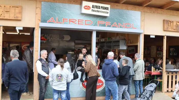 Tausende Besucher machten am ersten Wiesenmarkt-Wochenende einen Abstecher nach St. Veit. Nicht nur am Krämermarkt, auch in den Festzelten und Hallen herrschte am Sonntag dichtes Gedränge, verfügt doch der St. Veiter Wiesenmarkt über eine Vielzahl von gemütlichen Hallen und Festzelten. 