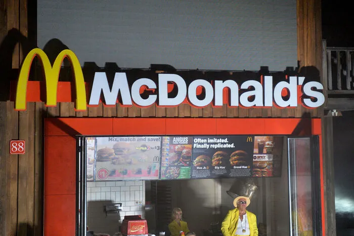 Provokativ könnte dieser Theaterabend werden, wie die ersten Bilder der Fotoprobe zeigen: Das Bühnenbild empfindet eine "McDonalds"-Filiale nach.