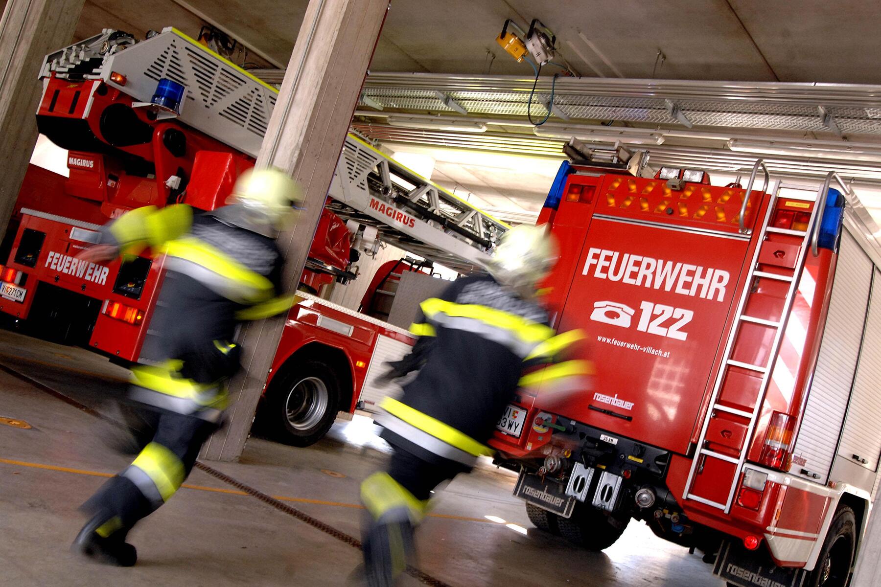 Pischelsdorf : Brand auf Industriedach: Großeinsatz der Feuerwehren