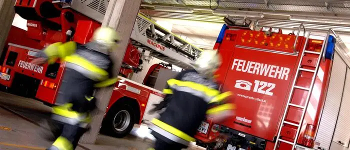 Feuerwehrleute laufen zum Einsatzwagen | Fünf Feuerwehren wurden alarmiert