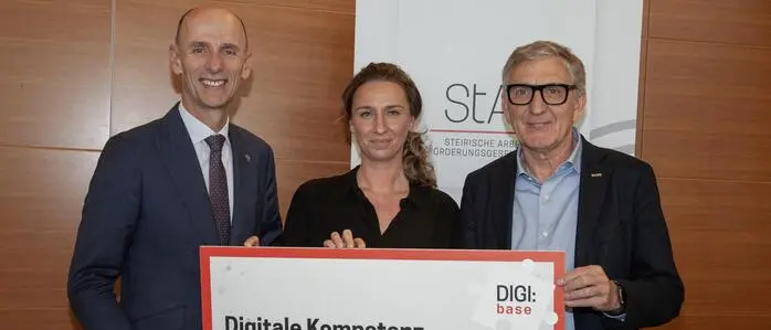 Willibald Ehrenhöfer (Landesrat für Wirtschaft und Arbeit), Tanja Jeschek (Steirische Arbeitsförderungsgesellschaft StAF) und Josef Herk (Präsident der WKO Steiermark) bei der Präsentation der neuen Plattform DIGI:base in Lannach