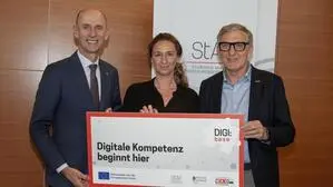 Willibald Ehrenhöfer (Landesrat für Wirtschaft und Arbeit), Tanja Jeschek (Steirische Arbeitsförderungsgesellschaft StAF) und Josef Herk (Präsident der WKO Steiermark) bei der Präsentation der neuen Plattform DIGI:base in Lannach