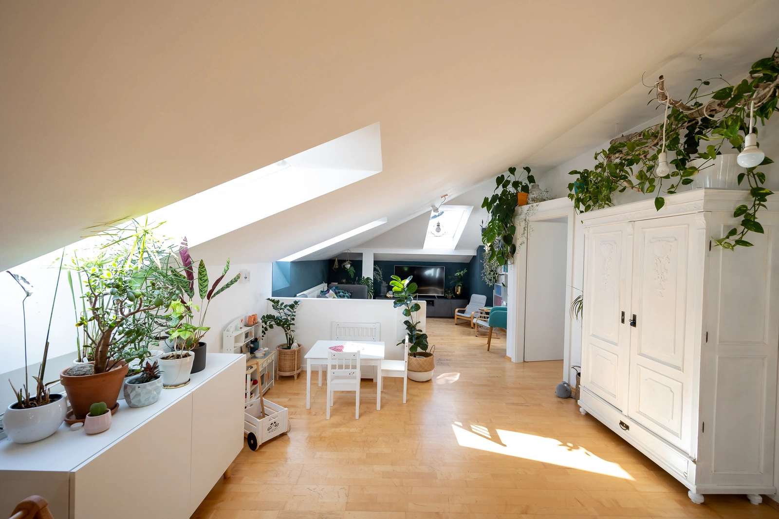 Heute bringt die vierköpfige Familie ordentlich Leben in die 85 Quadratmeter große Wohnung unter dem Dach.