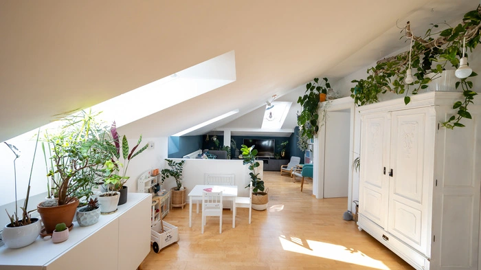 Heute bringt die vierköpfige Familie ordentlich Leben in die 85 Quadratmeter große Wohnung unter dem Dach.