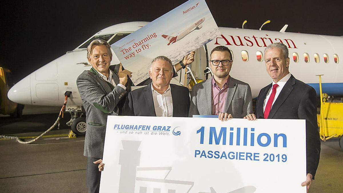 Bernhard Hamela, District Key Account der Austrian Airlines AG, Wolfgang Malik, Vorstandsvorsitzender der Holding Graz, Wolfgang Schiefer, der millionste Fluggast des Jahres 2019 und Gerhard Widmann, Geschäftsführer des Flughafen Graz