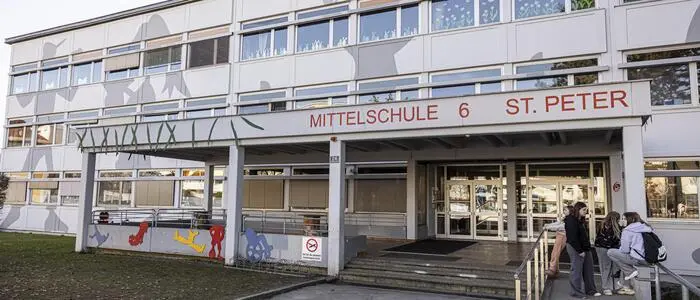 Die Mittelschule St. Peter muss dringend saniert werden; jetzt ist ein Teil der Decke eingebrochen
