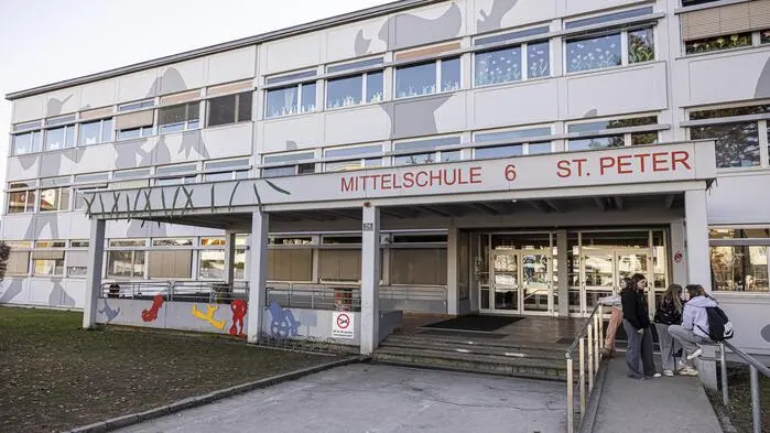 Die Mittelschule St. Peter muss dringend saniert werden; jetzt ist ein Teil der Decke eingebrochen
