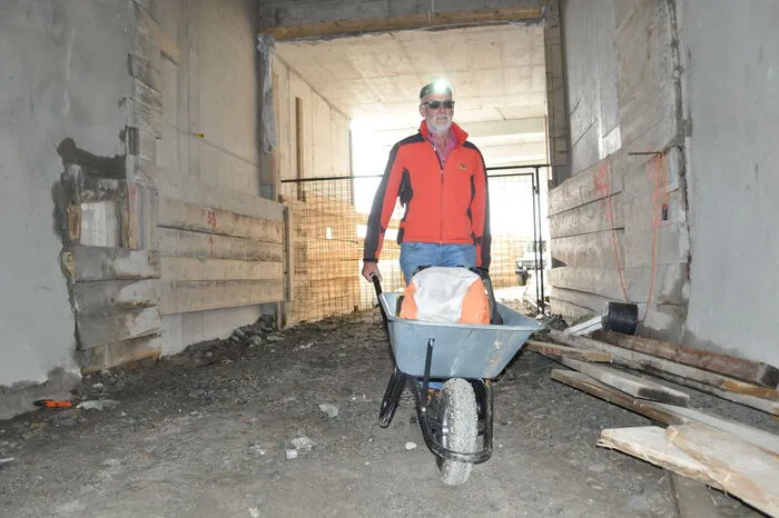 Anschließend mit der Radeltruhe durch den finsteren Tunnel bis zum Seenplateau.
