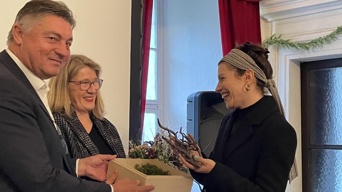 Anja Plaschg (rechts) mit Laudatorin Michaela Leutzendorff-Pakesch und Bürgermeister Gerhard Meixner