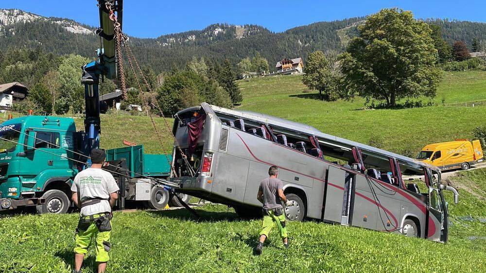 Mehrere Stunden dauerte die Bergung des verunfallten Busses