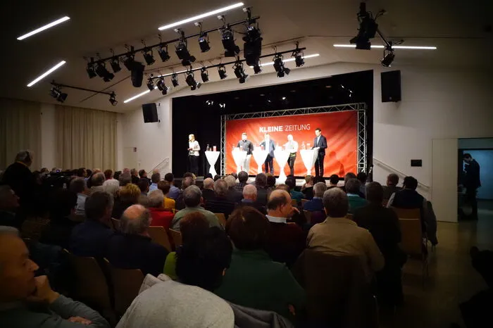 In insgesamt sechs Fragerunden ging das Podium Themen wir der Wirtschaftsentwicklung im Ort, dem Verkehrsthema auf der B69 und auch der Bevlkerungsentwicklung auf den Grund. Abschließend wurden auch Fragen aus dem Publikum am Podium diskutiert.
