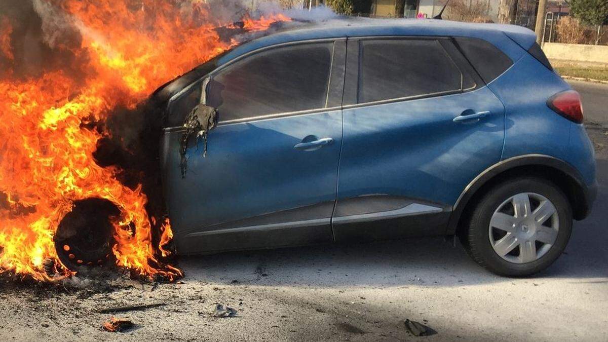 Plötzlich brach im Motorraum ein Brand aus. (Archibvild)