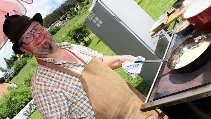 Hauptorganiastor Günter Paminger von GfG - Gemeinsam für Guttaring - war auch für die Opföradl mit Preislbeeren und Holzknecht Nocka mit Sauerkraut zuständig.