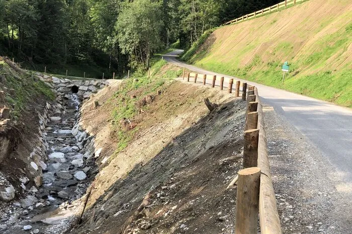Verbauung mit Felsen und Beton im Steinbach.