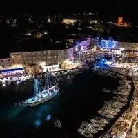 Der historische Hafen von Cres ist in den Sommermonaten auch das gastronomische Zentrum