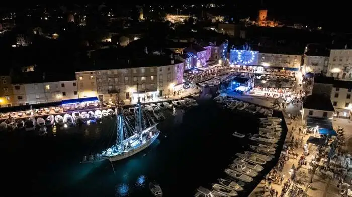 Der historische Hafen von Cres ist in den Sommermonaten auch das gastronomische Zentrum
