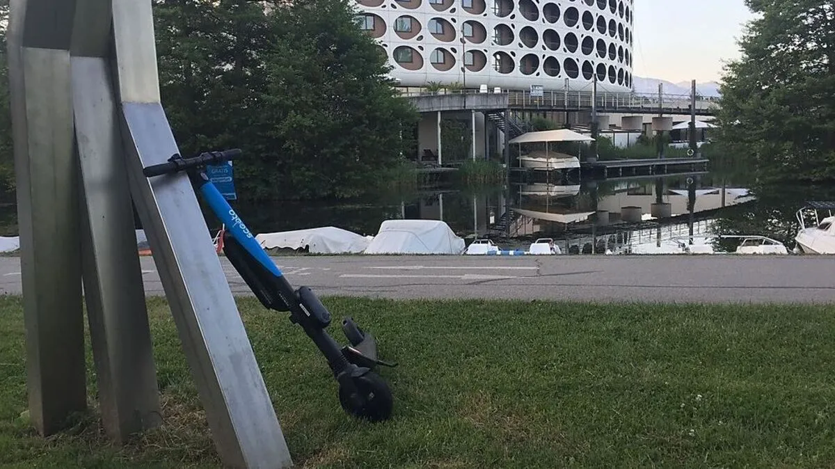 Ein einsamer Scooter am frühen Morgen im Europapark
