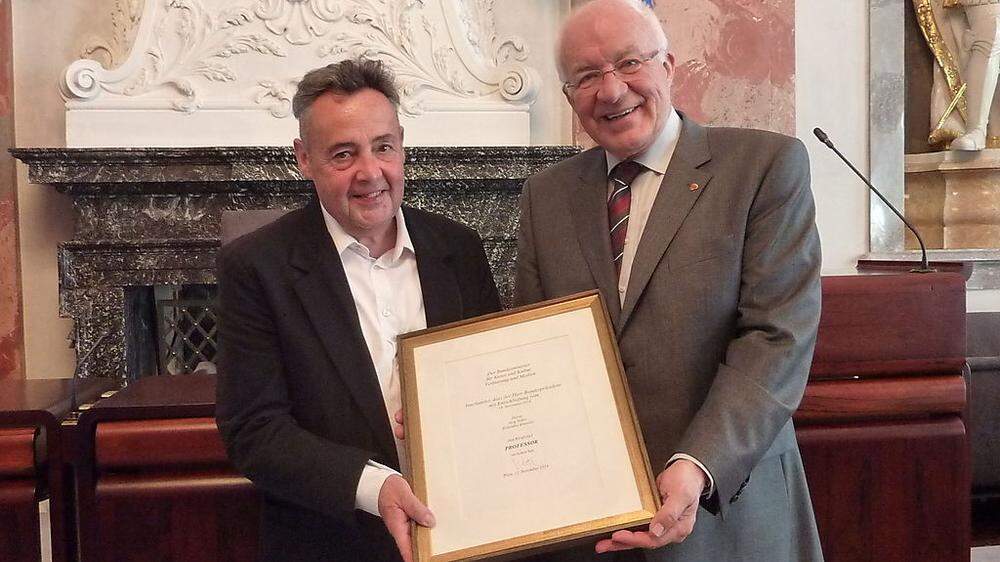 Große Ehre für einen Südtiroler: Jörg Hofer wurde mit dem Professorentitel ausgezeichnet. Landtagspräsident Herwig van Staa übergab die Auszeichnung
