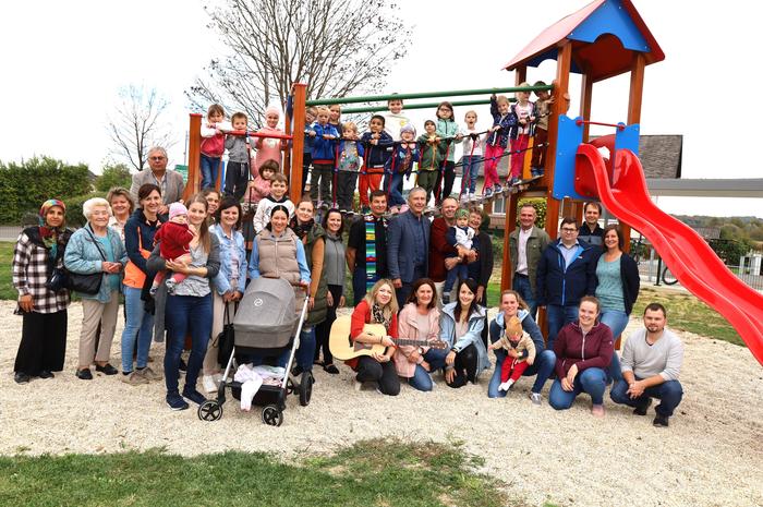 Im Ortszentrum Pertlstein (Gemeinde Fehring) wurde kürzlich ein neuer Spielplatz eröffnet