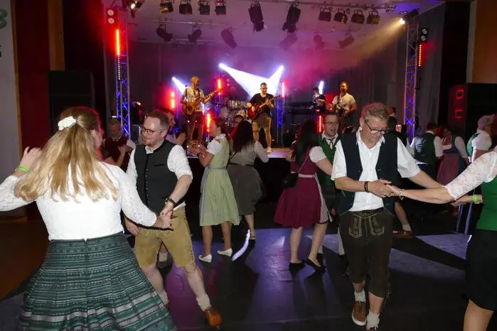Die Gäste füllten die Tanzfläche bis spät in die Nacht 