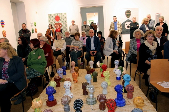Linhart bedankte sich bei Kunsthausleiterin Gabriele Gschiel sehr herzlich für ihr Engagement, Stadträtin Stefanie Galler überreichte ihr einen Blumenstrauß. 