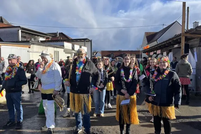 Das Highlight war der Umzug durch den Ortskern, angeführt von den Hula-Tänzern der Marktmusikkapelle Kaindorf. 