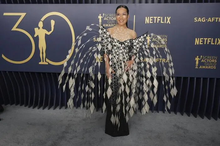 Den Vogel schoss Ali Wong mit ihrem Outfit von Iris van Herpen ab - ein schwarz-weißes Satin-Säulenkleid mit Fiberglasflügeln.