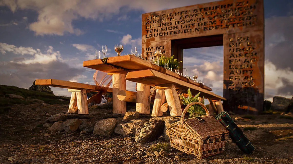 Spektakulär: Die Alm-Tafel beim Granattor mit Blick über den Millstätter See