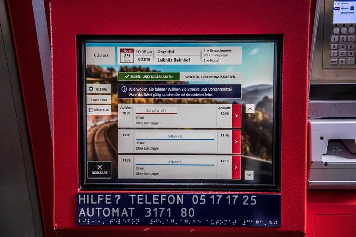 Schritt drei: Auf Bild drei zeigt der Automat die nächsten Verbindungen an, inklusive Abfahrts- und Ankunftszeit. Es werden mehrere Verbindungen angezeigt: Eine Auswahl ist nötig, damit der Automat den Preis abhängig von Fahrtstrecke und Verkehrsmittel berechnen kann. Durch weitere Schritte lässt sich die Verbindung noch individualisieren: Zum Beispiel kann unter dem Punkt „Fahrt via“ eine Haltestelle eingegeben werden, über die die Fahrt führen soll. Mit „Filtern“ können barrierefreie Verkehrsmittel, Direktverbindungen oder die Fahrradmitnahmemöglichkeit gefunden werden. Unter „Kalender“ wird das gewünschte Reisedatum ausgewählt. Der Automat schlägt passende Angebote für die gewählte Verbindung vor und zeigt auch die Gültigkeitsdauer des Tickets an.