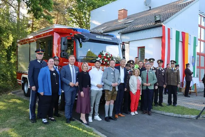 An der Übernahme des Fahrzeuges nahmen Bundesrat Herbert Kober, die Landtagsabgeordneten Franz Fartek, Theresia Heil und Fabio Halb, sowie Bürgermeister Johann Winkelmaier, Oberbrandrat Johannes Matzhold, ABI Christian Hammer und Ehrenabschnittsbrandinspektor Eduard Schreine teil.